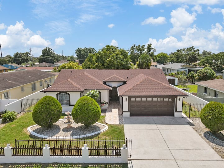 Central Tampa Fun (Heated Pool and Game Room) Houses for Rent in