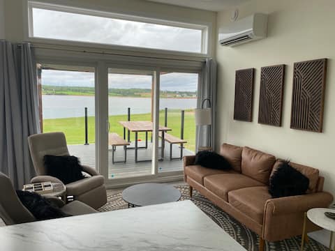 Top Airbnb: Maui Sunset Beach House, PEI in New London