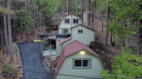 Rustic, cozy cabin, Starlink Wi-Fi, 7 Beds