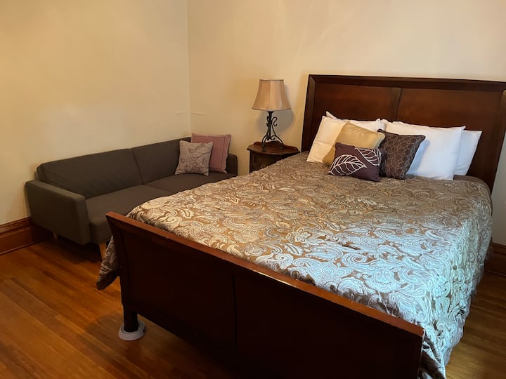 3rd Bedroom with queen and futon