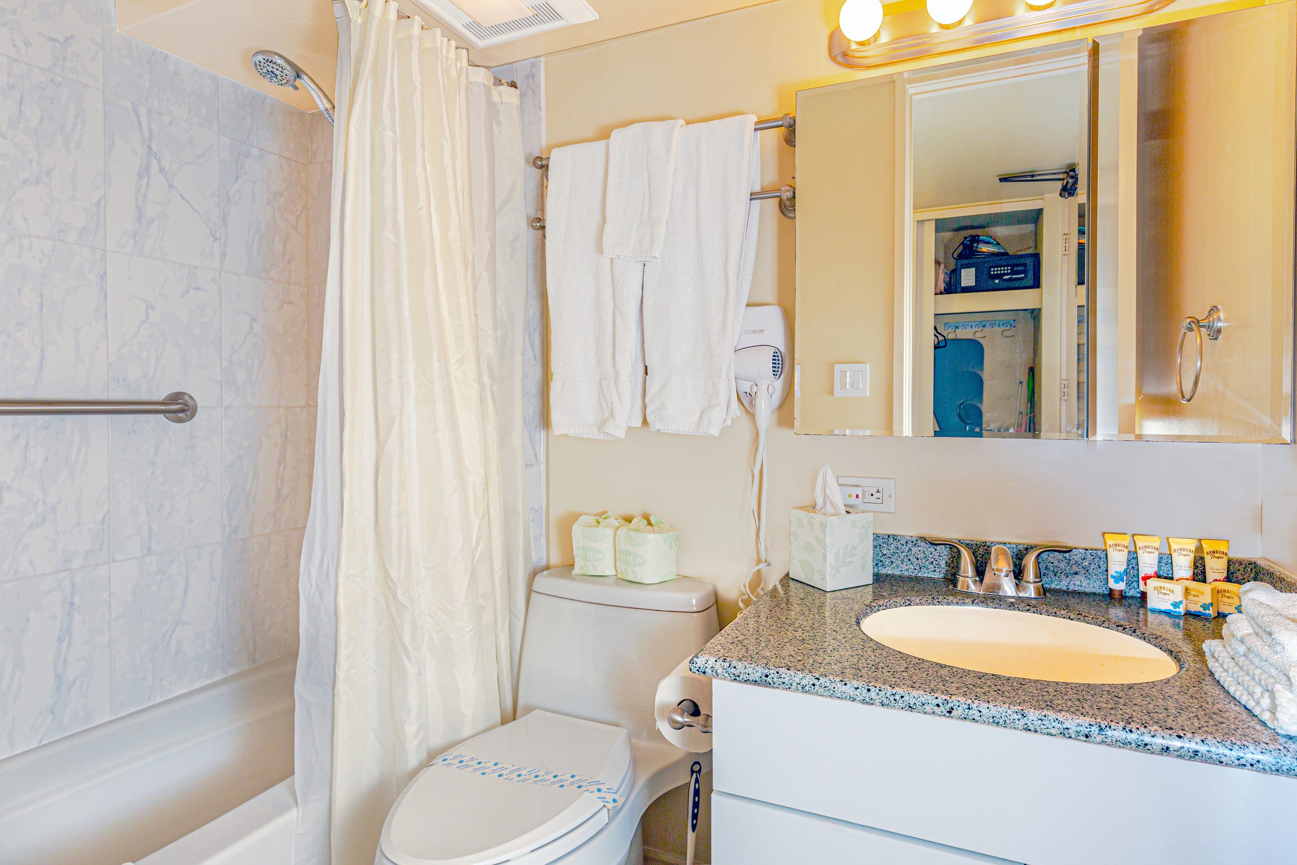Condo in Honolulu · ★4.75 · Studio · 1 bed · 1 private bath - Image 6