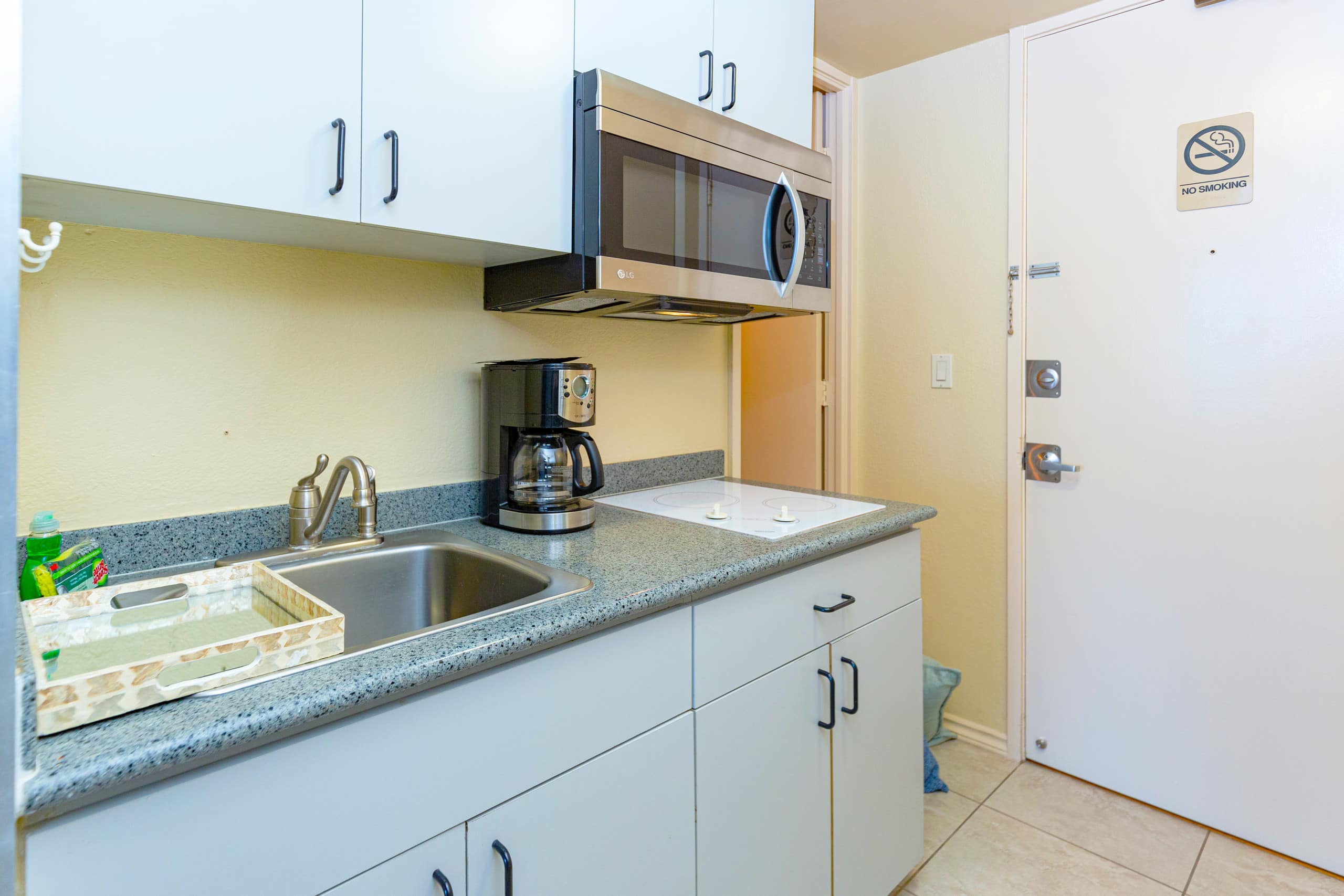 Condo in Honolulu · ★4.75 · Studio · 1 bed · 1 private bath - Image 2