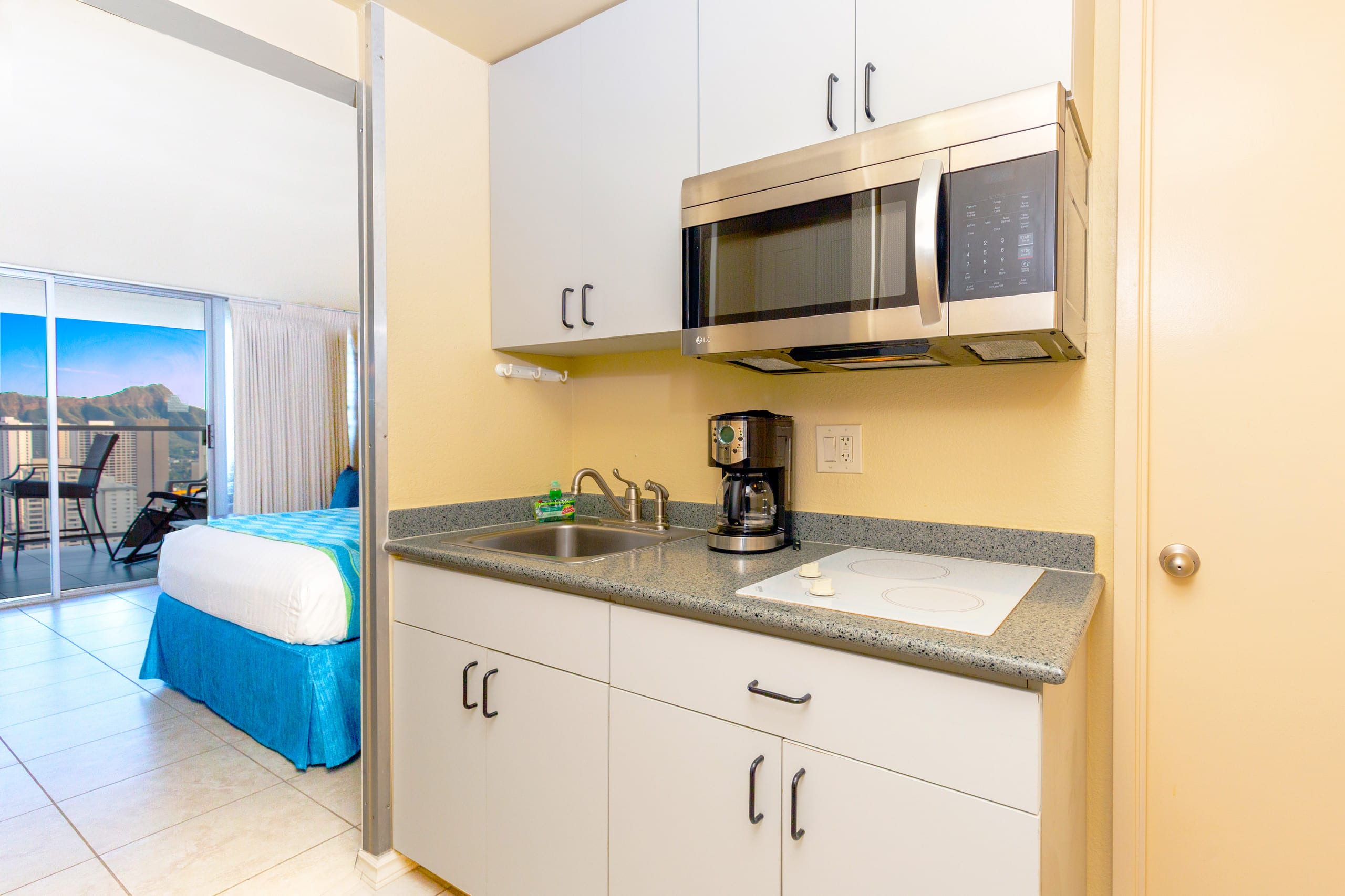Condo in Honolulu · ★4.75 · Studio · 1 bed · 1 private bath - Image 3
