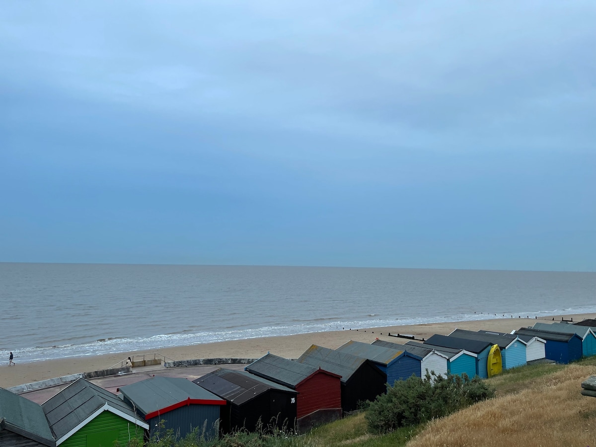 Popular Airbnb listing: Beach Hut with stunning sea views - Day use only in Frinton And Walton