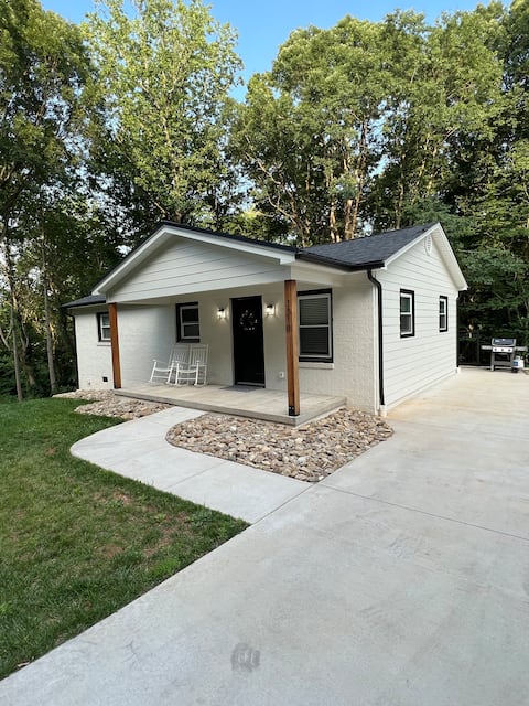 The Little House 2: near downtown and LR