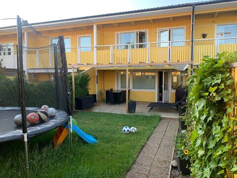 Large townhouse with cozy patio, free parking