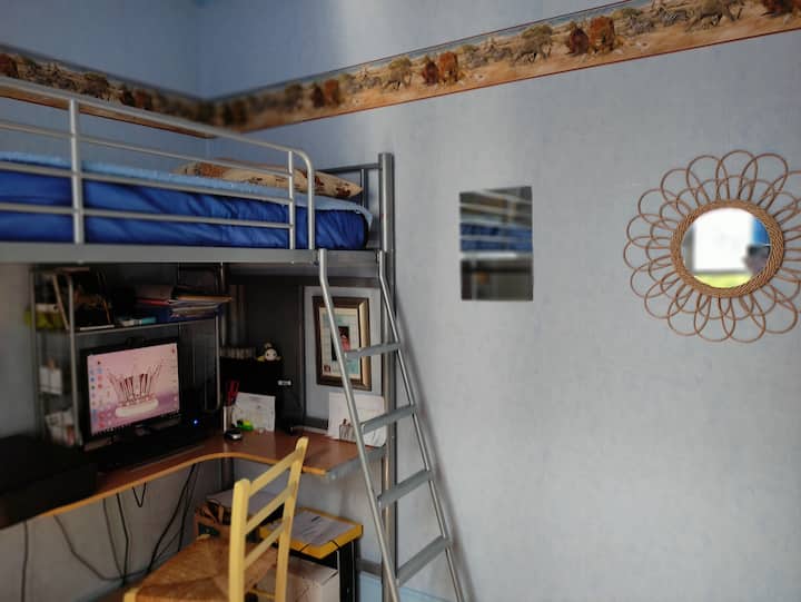 Dhoma e gjumit #2 mezzanine me tavolinë pune dhe dhoma gjumi 1