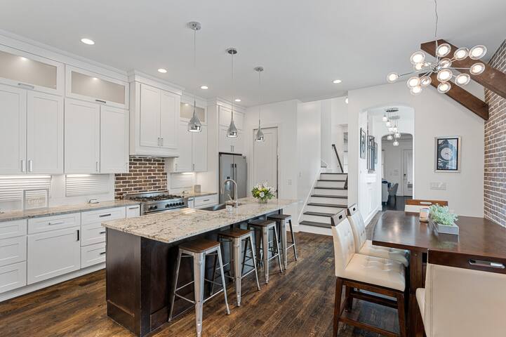 Nashville’s Ultimate Luxury Stay~Sleeps 11~Rooftop gallery image 3