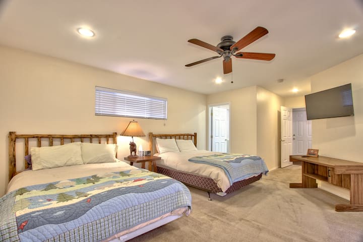 Chumba cha 1 cha kulala - Chumba hiki cha kulala kina ufikiaji wa sitaha iliyo nje.