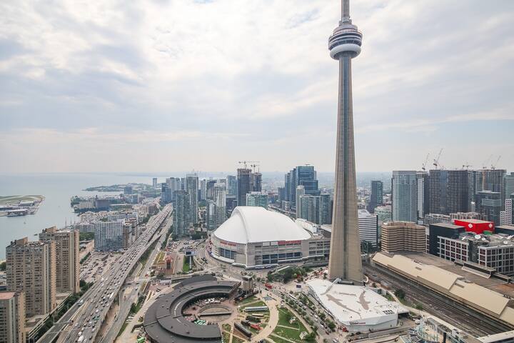 Skyline Hideaway: Toronto Gem gallery image 3