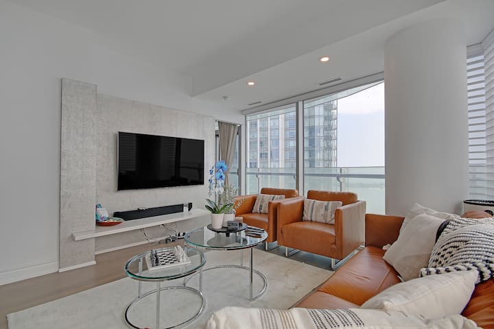 Skyline Hideaway: Toronto Gem gallery image 2