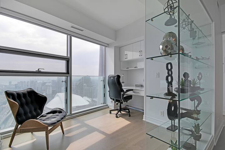 Skyline Hideaway: Toronto Gem gallery image 4