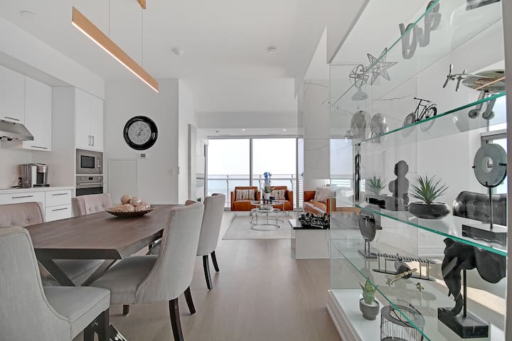 Skyline Hideaway: Toronto Gem