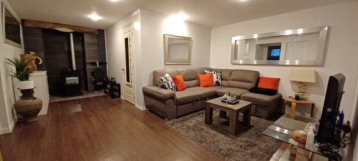 Dhomë familjare - Bodrum

Kënd divani - krevat dopio (140 cms) (140 cms)
Helix TV, Netflix, Youtube...
Komodinë me 6 sirtar
