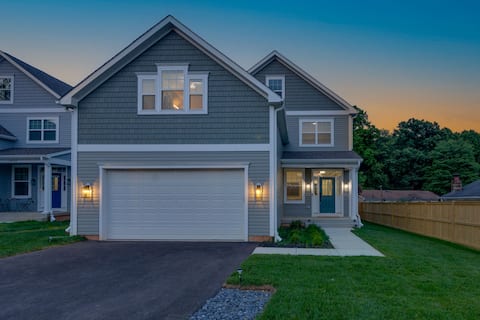 Modern 3-Level Stay| Hot Tub | Game Room | Parking