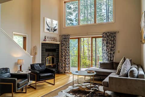 Popular Airbnb listing: Spacious Mid Century 3 bed 3 bath with Hot Tub! in Blue River