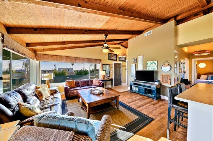 Coastline Combo in Pacific Beach! With AC & bikes! gallery image 4