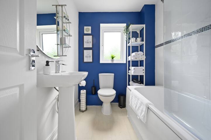 Manchester cozy house 6mins to city centre,parking gallery image 3