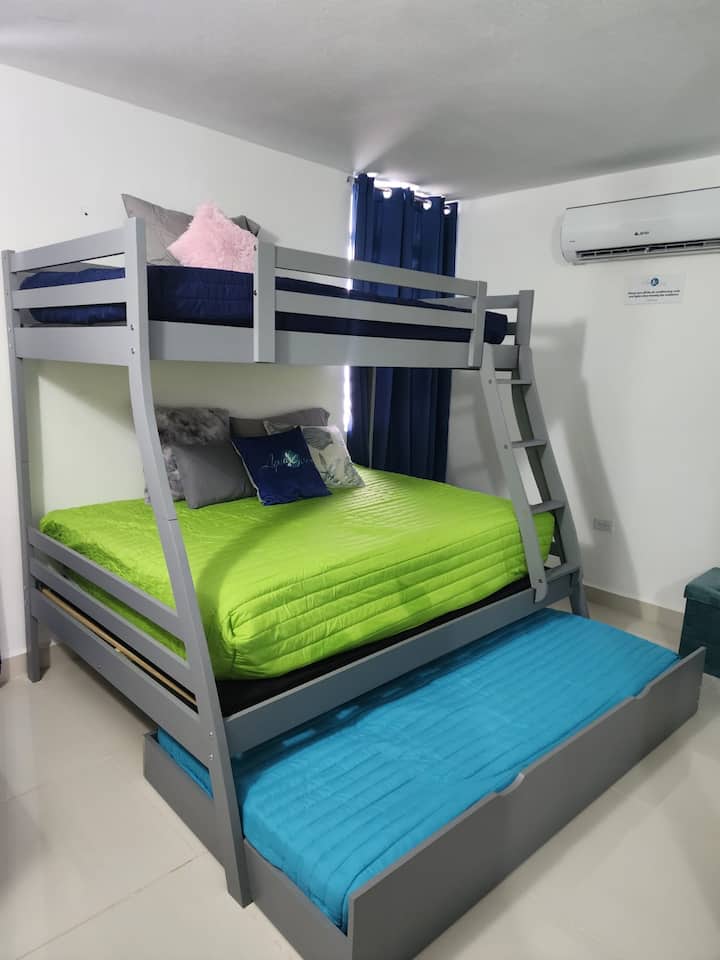 Dormitorio #3:  Con una cómoda
La configuración de la litera tiene capacidad para cuatro personas, ¡perfecta para familias o grupos!