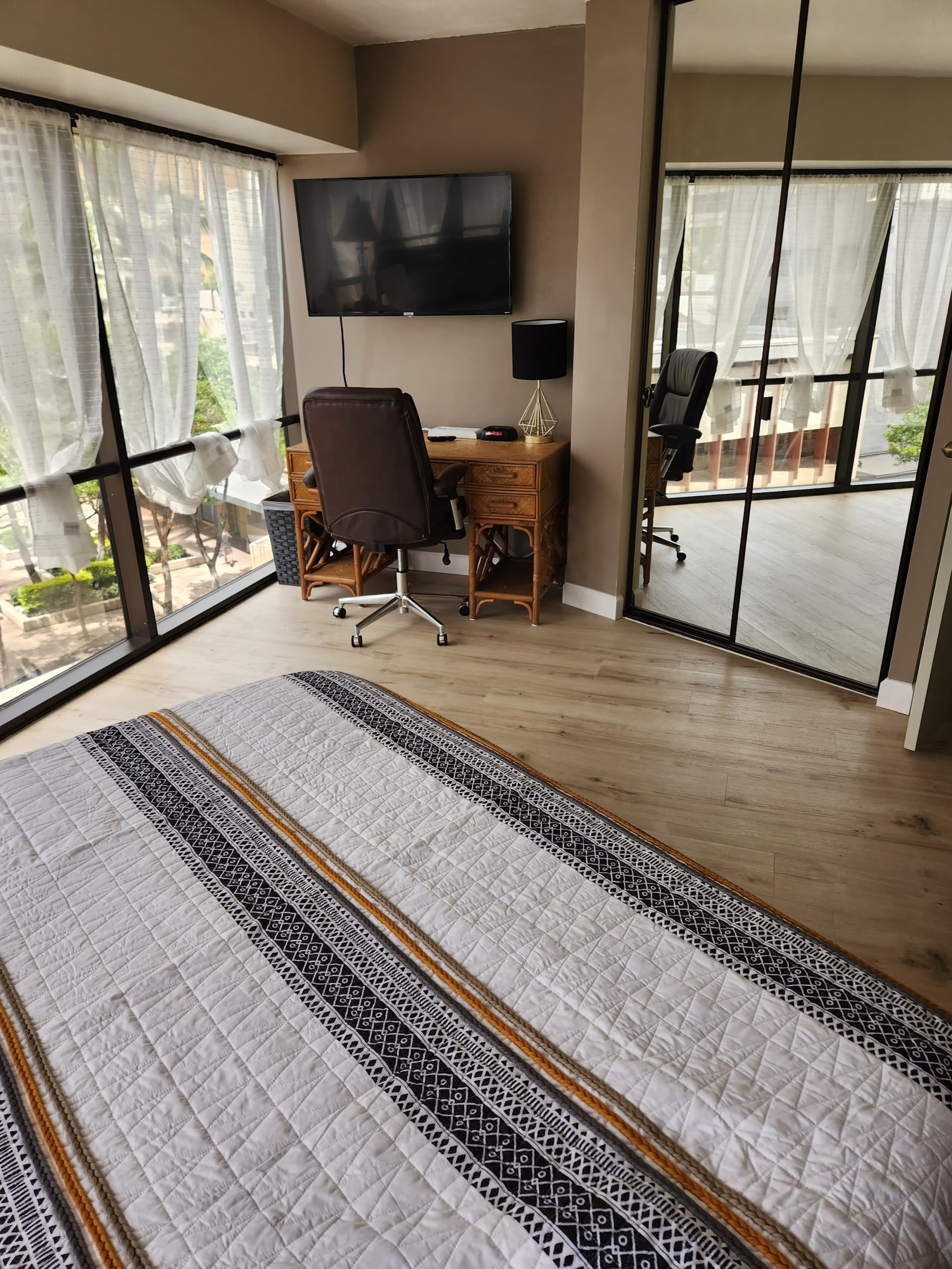 Tutu's Place at Executive Center - Image 12