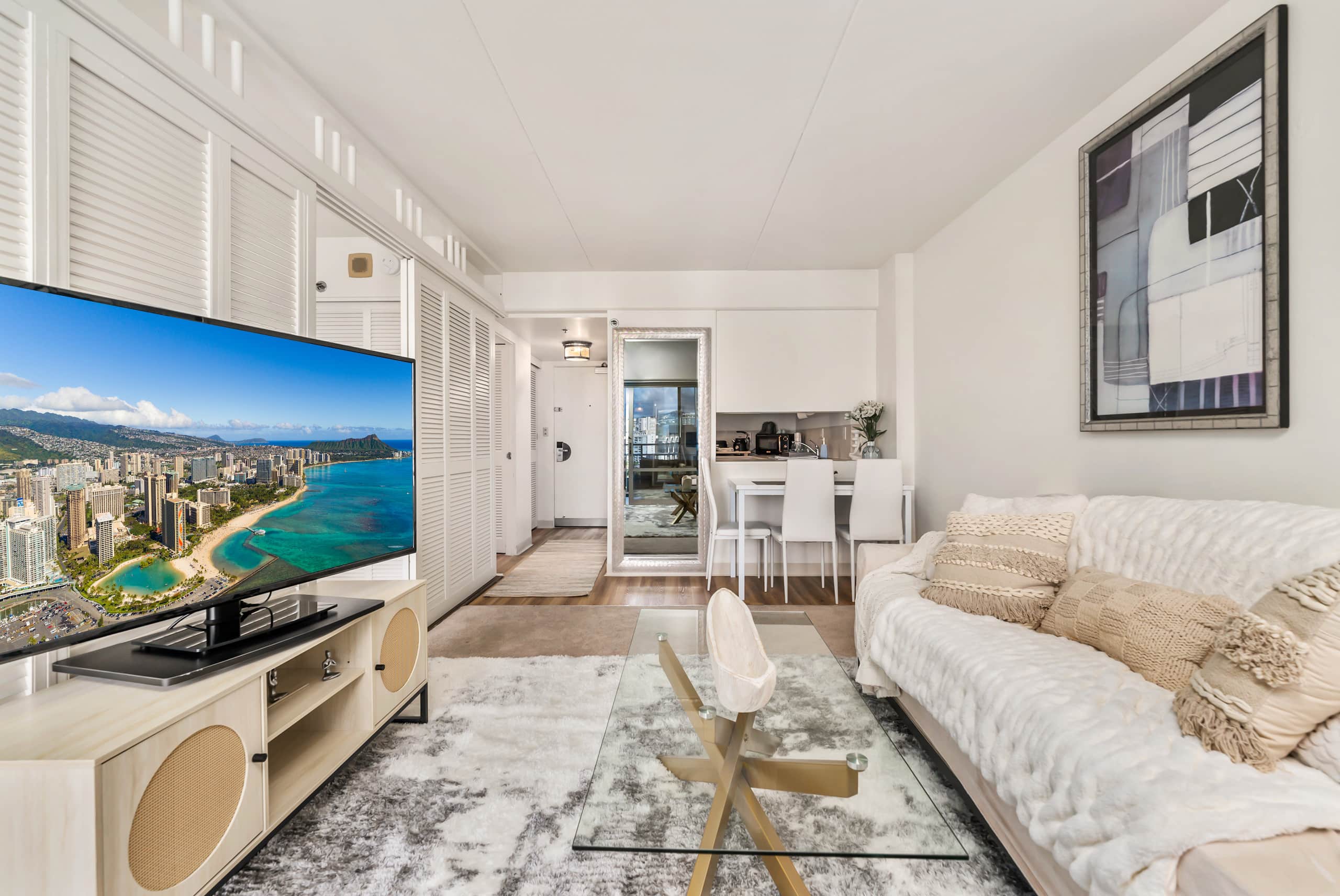 Condo in Honolulu · ★4.99 · 1 bedroom · 2 beds · 1 private bath - Image 5