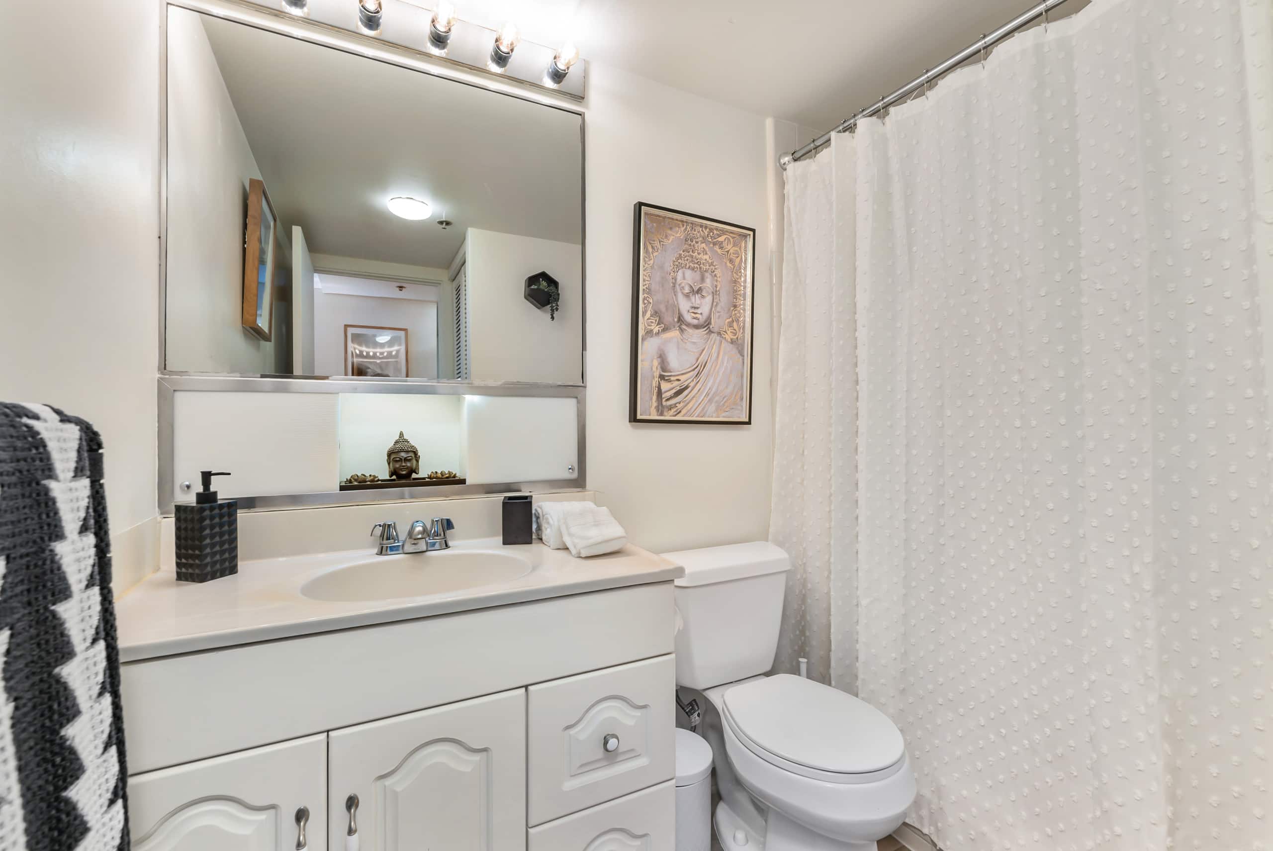 Condo in Honolulu · ★4.99 · 1 bedroom · 2 beds · 1 private bath - Image 18