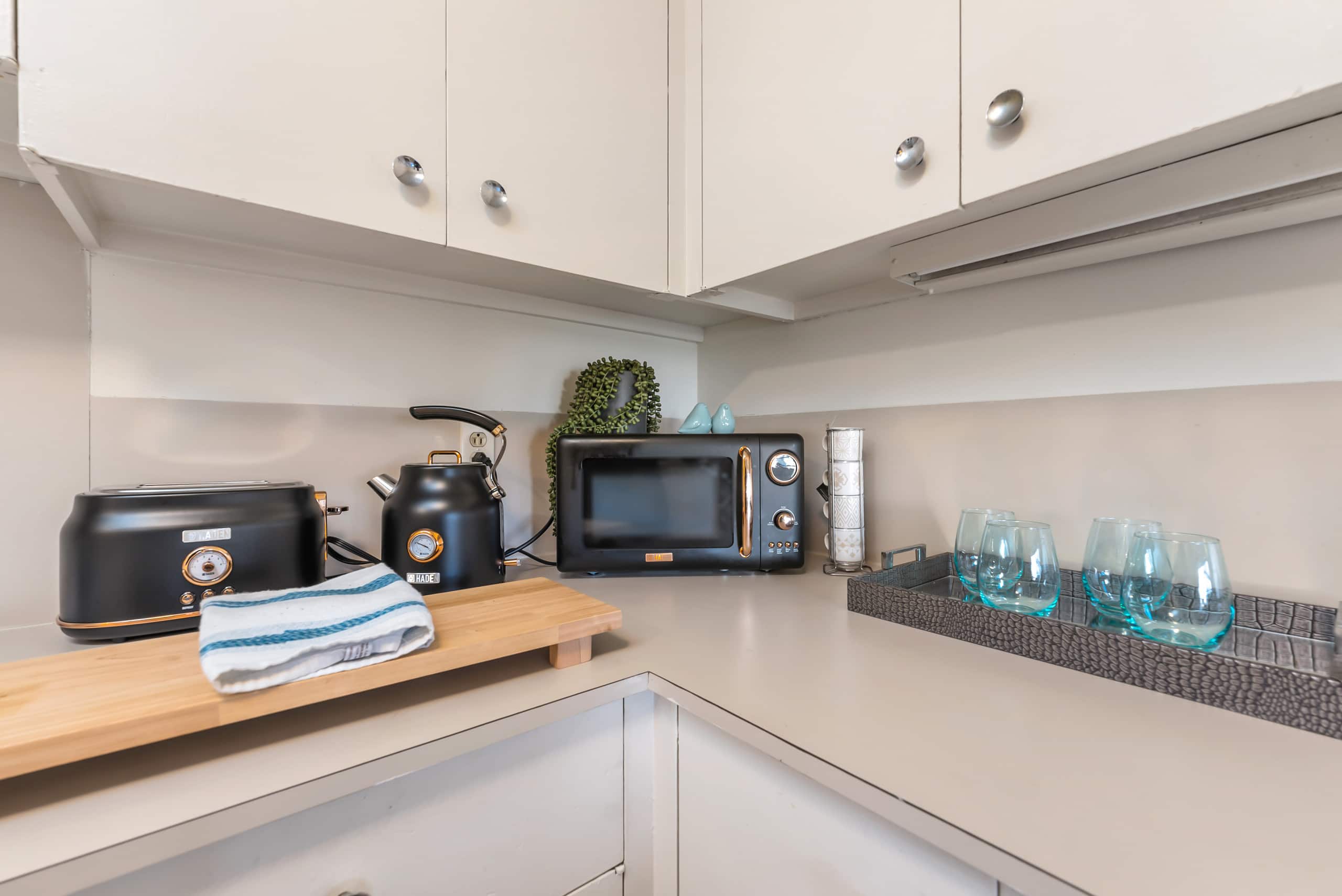 Condo in Honolulu · ★4.99 · 1 bedroom · 2 beds · 1 private bath - Image 10