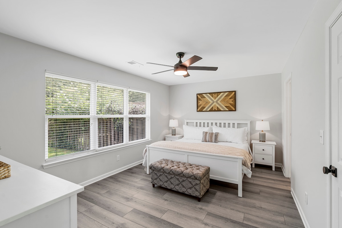 Chumba cha kulala cha msingi kilicho na kitanda cha King