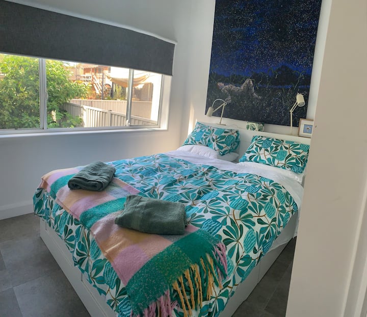 Dormitorio con cama tamaño queen.