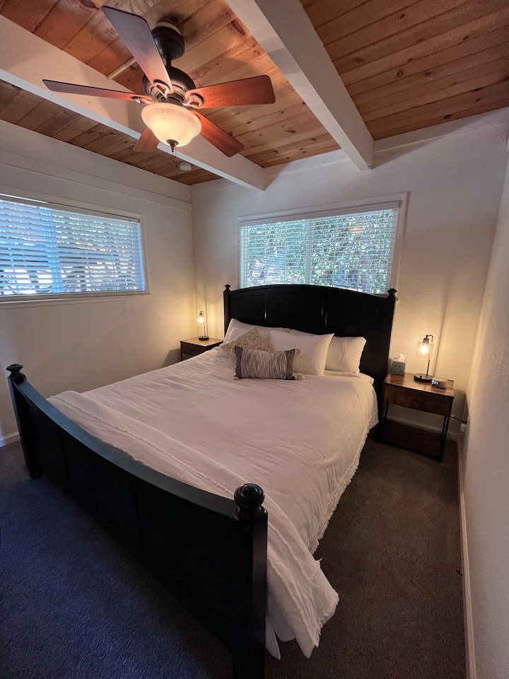El primer dormitorio tiene una cama tamaño king.