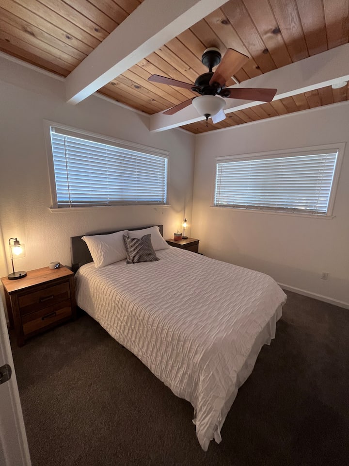 El segundo dormitorio tiene una cama tamaño queen.