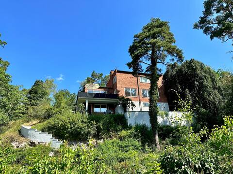 Villa in Saltsjöbaden with proximity to swimming and entertainment