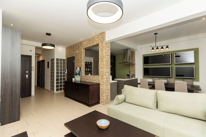 Delmare Kram Vee apartment