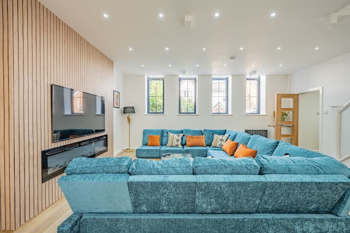 High ceilings in lounge and lots of seating area,