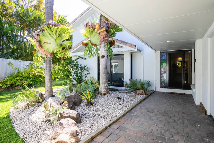 11 Cooran Ct. Family oasis minutes to Main Beach gallery image 3