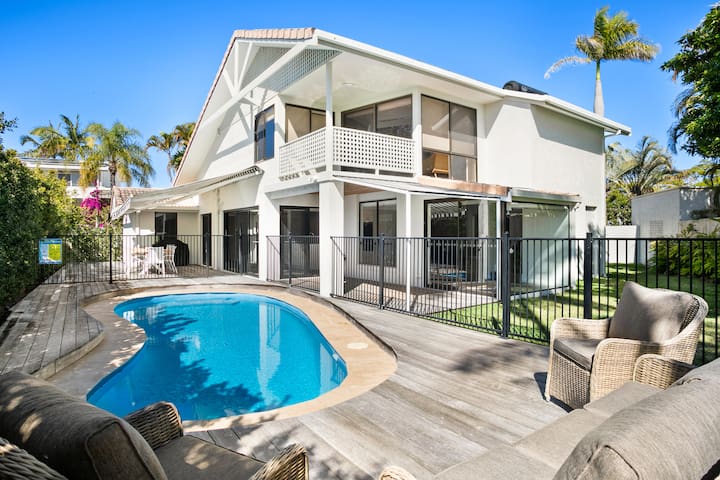 11 Cooran Ct. Family oasis minutes to Main Beach