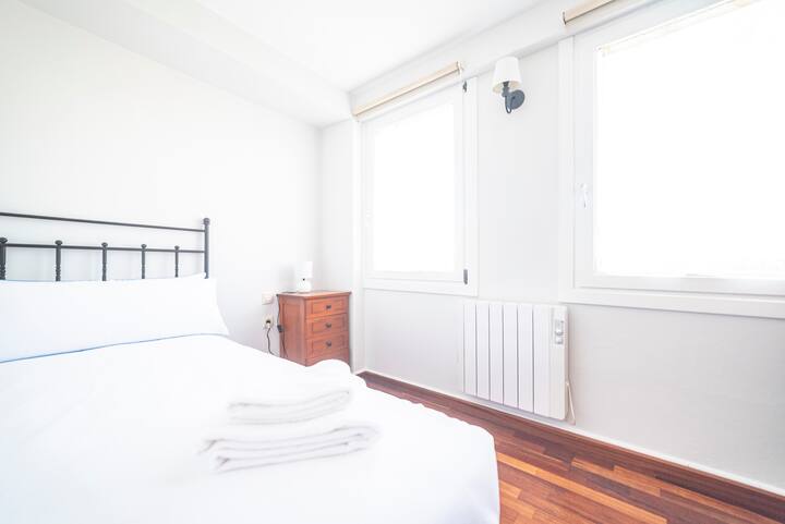 Tvåbäddsrum, med 90 cm domor. Utmärkt naturlig belysning. Utsikt och utvändig ventilation.