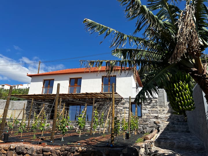Casas Do Laranjo: Cottage Elm & Pool By Brugrani - Machico