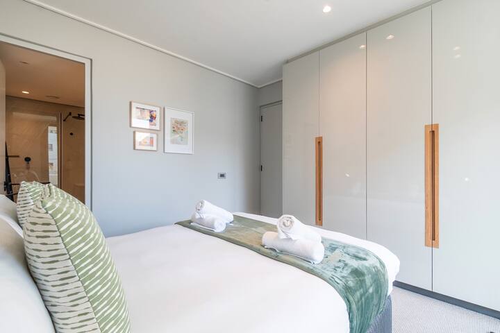 Oceanfront with Modern Luxuries. gallery image 5