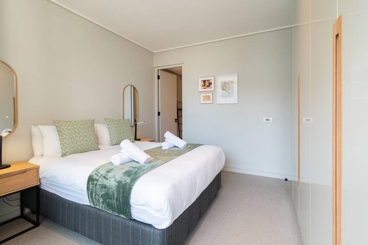 Oceanfront with Modern Luxuries. gallery image 4