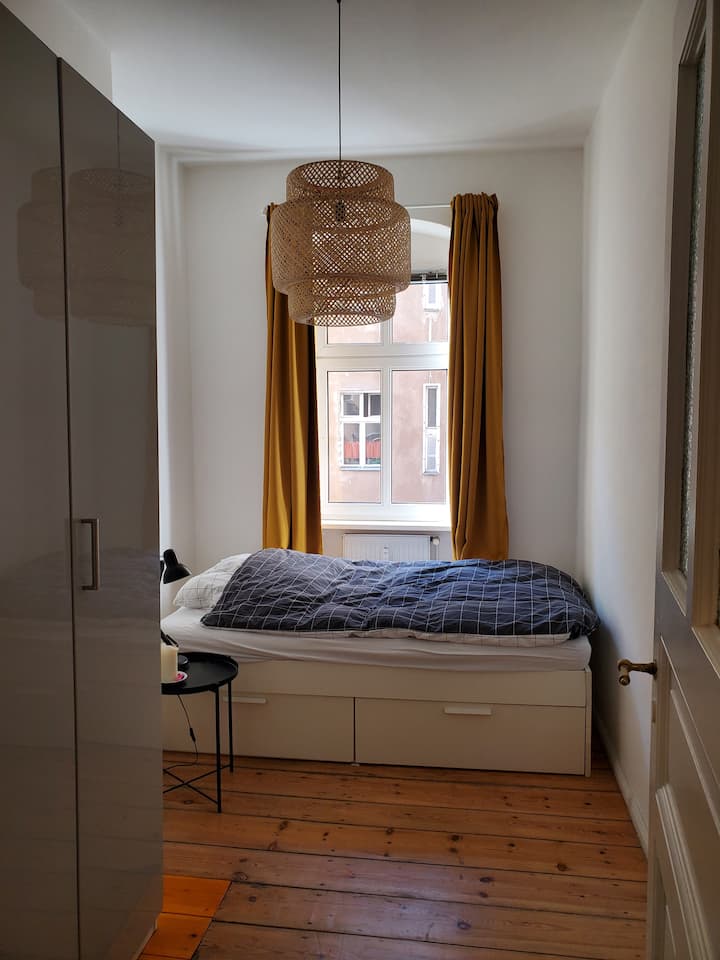 Acogedor dormitorio con ventana hacia el patio