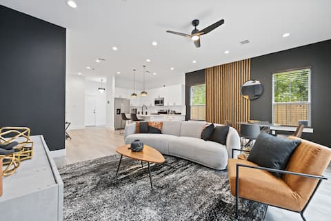Popular Airbnb listing: The Royal Hideaway in Trinity / Houston Gardens