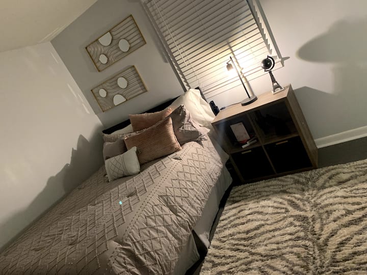 Modern, edgy & peacefull! Bedroom w/ shared bath Houses for Rent in