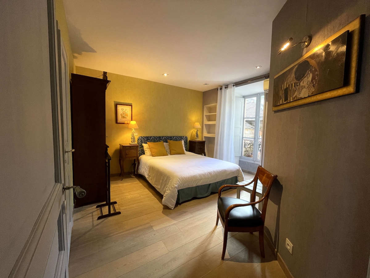 Top performing Airbnb: "SAMY" apartment at LIVING'Melun with AIR CONDITIONING in Melun