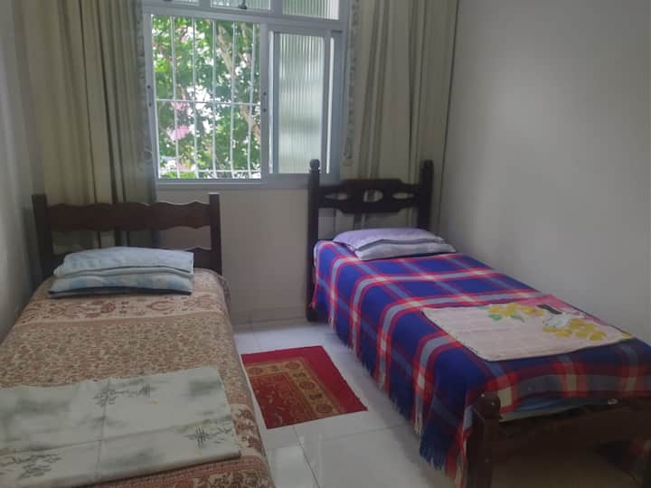 ห้องเดี่ยว NO.03
วิวด้านหน้าสำหรับถนนและลานโรงรถ   
เตียงเดี่ยว 2 เตียง, 01 ตู้เสื้อผ้า, 01 พัดลมเพดาน, 1 ม่าน, 2 Blackouts, 2 หมอน ปลอกหมอน 2 ใบ, ผ้าปูที่นอน 4 ผืน ผ้าเช็ดตัว 2.
ผ้าปูที่นอนแบบถอดได้ 2 ซิป