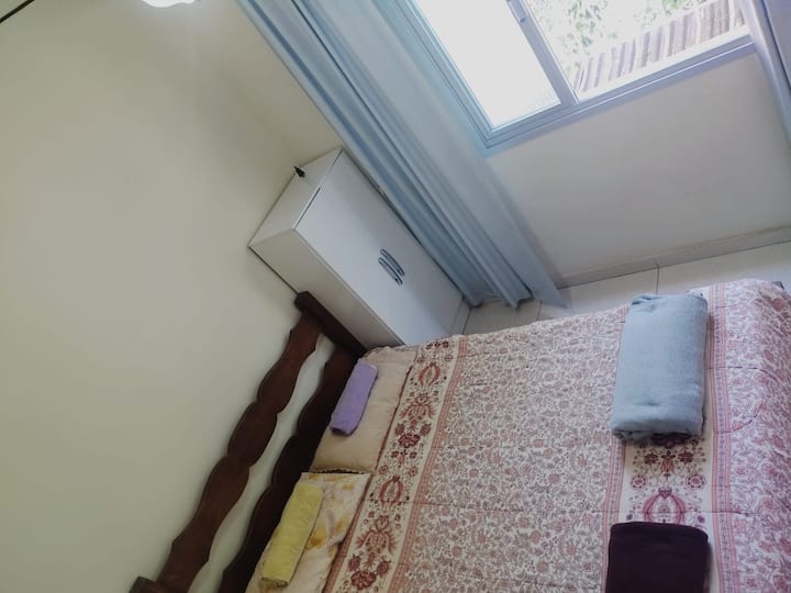 ห้องเตียงใหญ่ NO.03
วิวถนนและลานโรงรถ
01 เตียงคู่, ผ้าปูที่นอน 04, หมอน 02, ผ้าขนหนูอาบน้ำ, 01 ผ้าม่าน, 02 Blackouts, 01 ตู้เสื้อผ้าหลายพื้นผิว, 01 พัดลมเพดาน 
