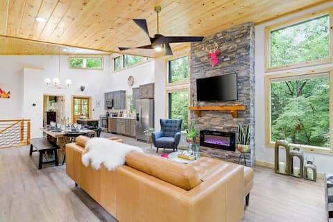 Top Airbnb: Modern Chic Cabin - Blue Ridge-Hot Tub & Game Room in Georgia