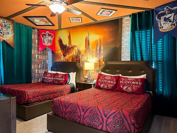 Zakoračite u ovo skrovište u Hogwartsu! Dva odvojena kreveta s posteljinom na kojoj piše „Platform 9¾” okružena su muralom na kojem je prikazan sjajni dvorac, a na zidu su zastave kuće Gryffindor i Ravenclaw. Tapete poput onih u knjižnici i zidovi od opeke podsjećaju na čarobnu školu, dok skrivene stropne grede        
