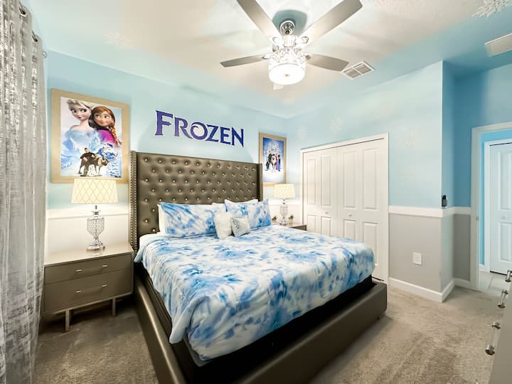 Opustite se u ovom sjajnom apartmanu iz Snježnog kraljevstva! Zidovi u boji ledenog plavetnila i strop oslikan oblacima stvaraju dojam snježnog krajolika iznad raskošnog kreveta s mekanim pokrivačem. Uokvireni umjetnički radovi s likovima Anne i Else, svjetlucave srebrne svjetiljke i natpis „FROZEN” upotpunjuju čarobni zimski ambijent.          