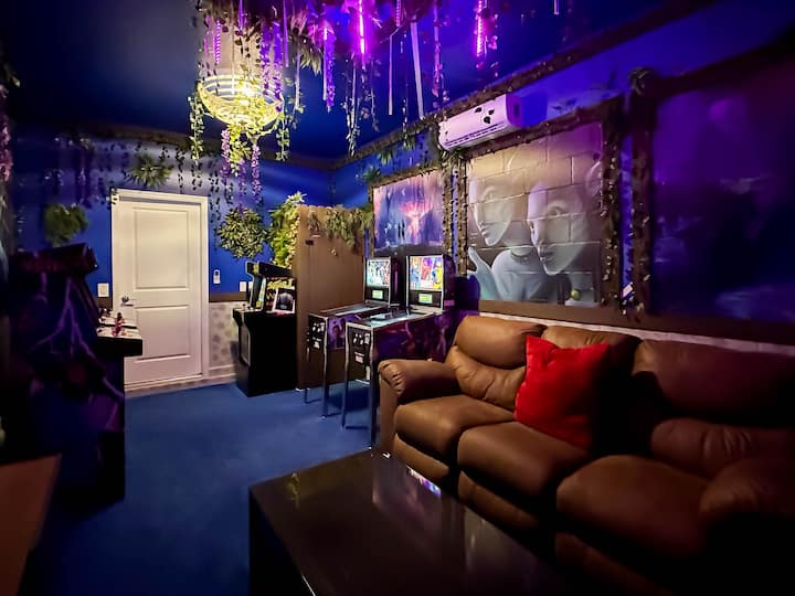 Uživajte u ovoj arkadi inspiriranoj filmom Avatar! Murali s motivima bujne džungle, neonska rasvjeta u obliku loze i posebni luster čine pozadinu za klasične igraće automate. Opustite se u udobnoj fotelji, izazovite prijatelje i ponovno doživite nostalgične trenutke dok igrate videoigre.     